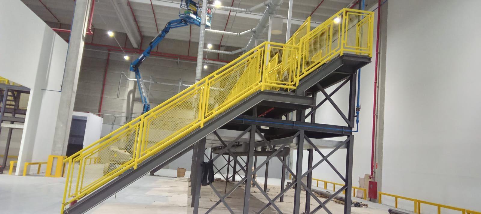 Instalação de Plataforma de Aço - Serralheria Serral