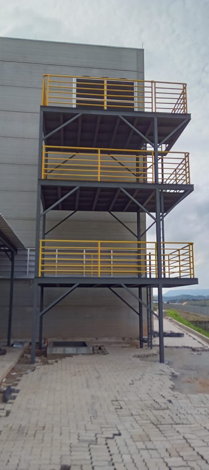 Instalação de Plataforma de Aço - Serralheria Serral