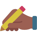 Une main tient un crayon jaune avec une gomme rouge.