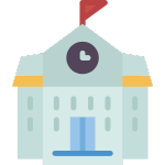 Un bâtiment scolaire avec une horloge et un drapeau au sommet.