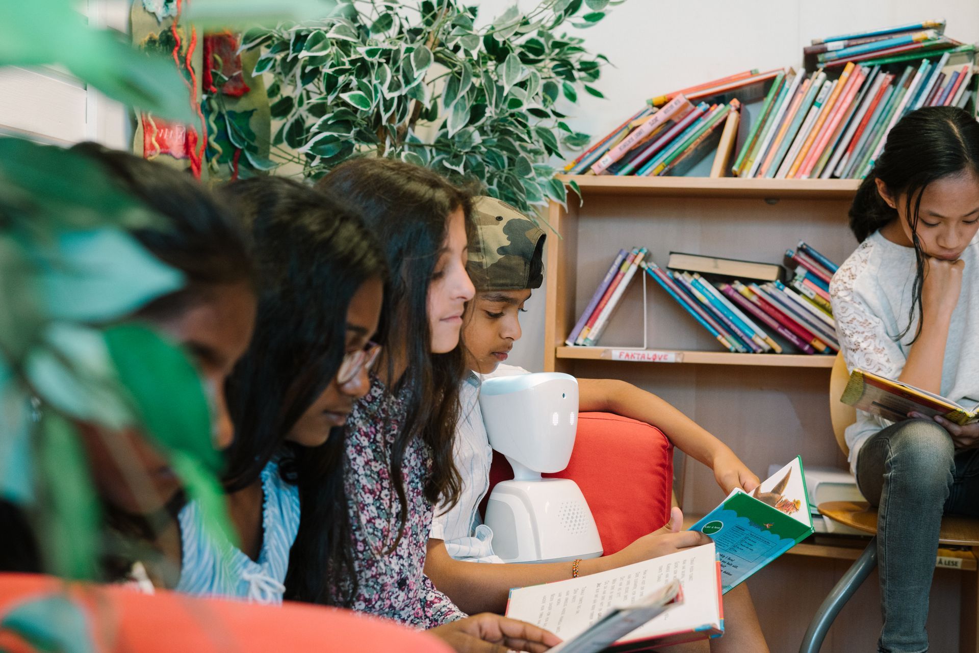 Un groupe d'enfants lisent des livres dans une bibliothèque