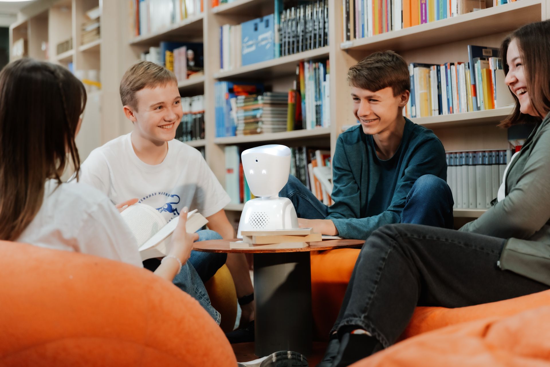 Un groupe de personnes sont assises autour d'une table avec un robot dessus