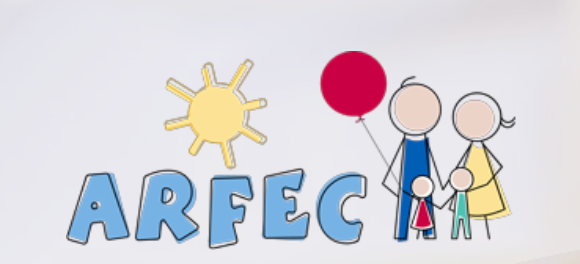 Un dessin d'une famille et le mot arfec