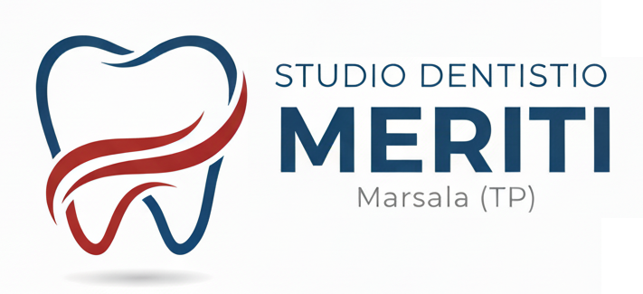 Logo dello Studio Dentistico Meriti di Marsala (TP) raffigurante un'icona a forma di dente con accenti rossi e blu.