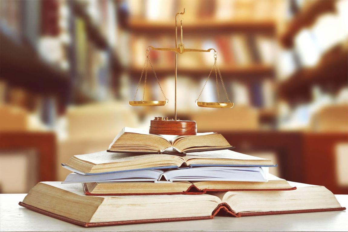 Libri del codice civile e bilancia della giustizia