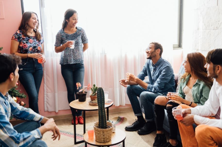 How to throw a housewarming party after moving