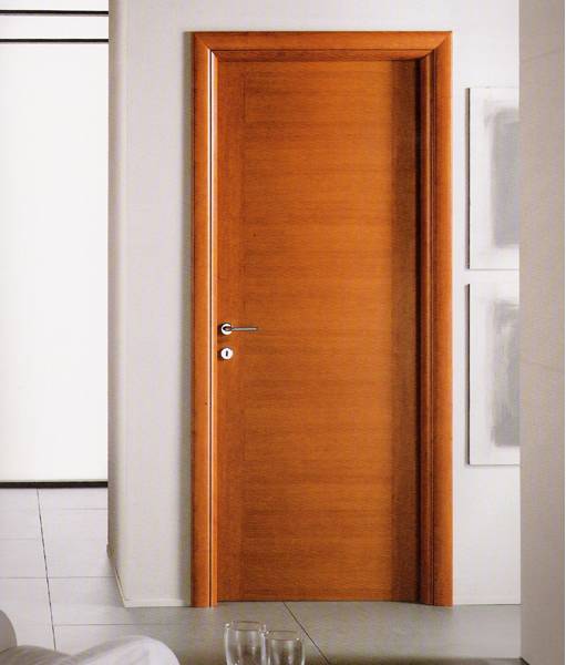 porta in legno marrone chiaro