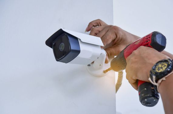tecnico durante l'installazione di una telecamera la per videosorveglianza