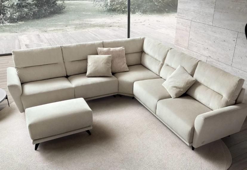 divano angolare con parete in mattoni alle spalle