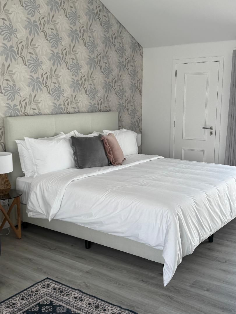 King bed with walk in closet