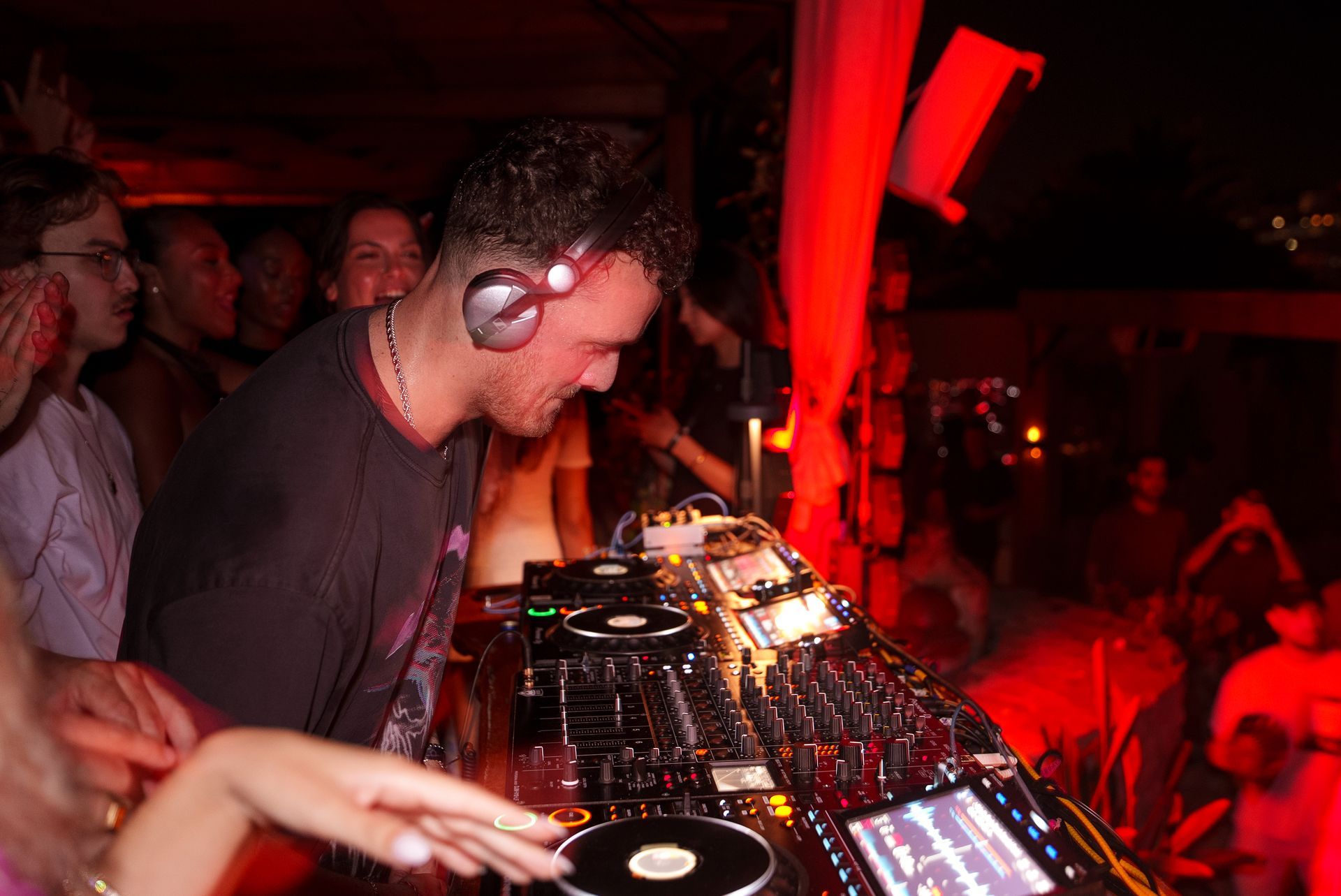 Ruins Luxury Resort'un deniz manzaralı, rahatlatıcı plaj restoranı ve barı."