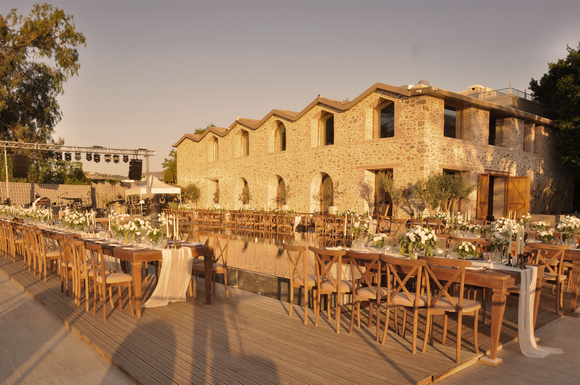 Ruins Luxury Resort'un deniz kenarında düzenlenen romantik düğün etkinliği.