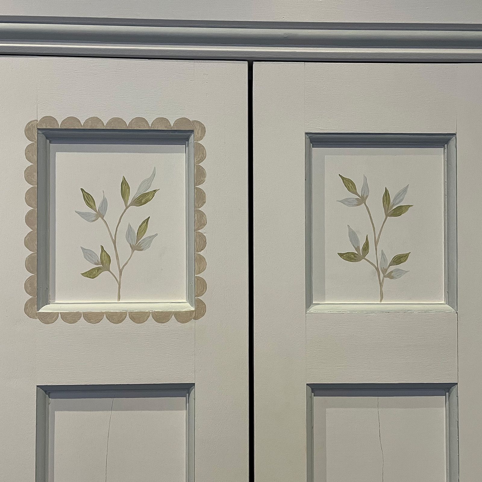 Blue highlights on the facings and first colour layer of trellis design on the panels