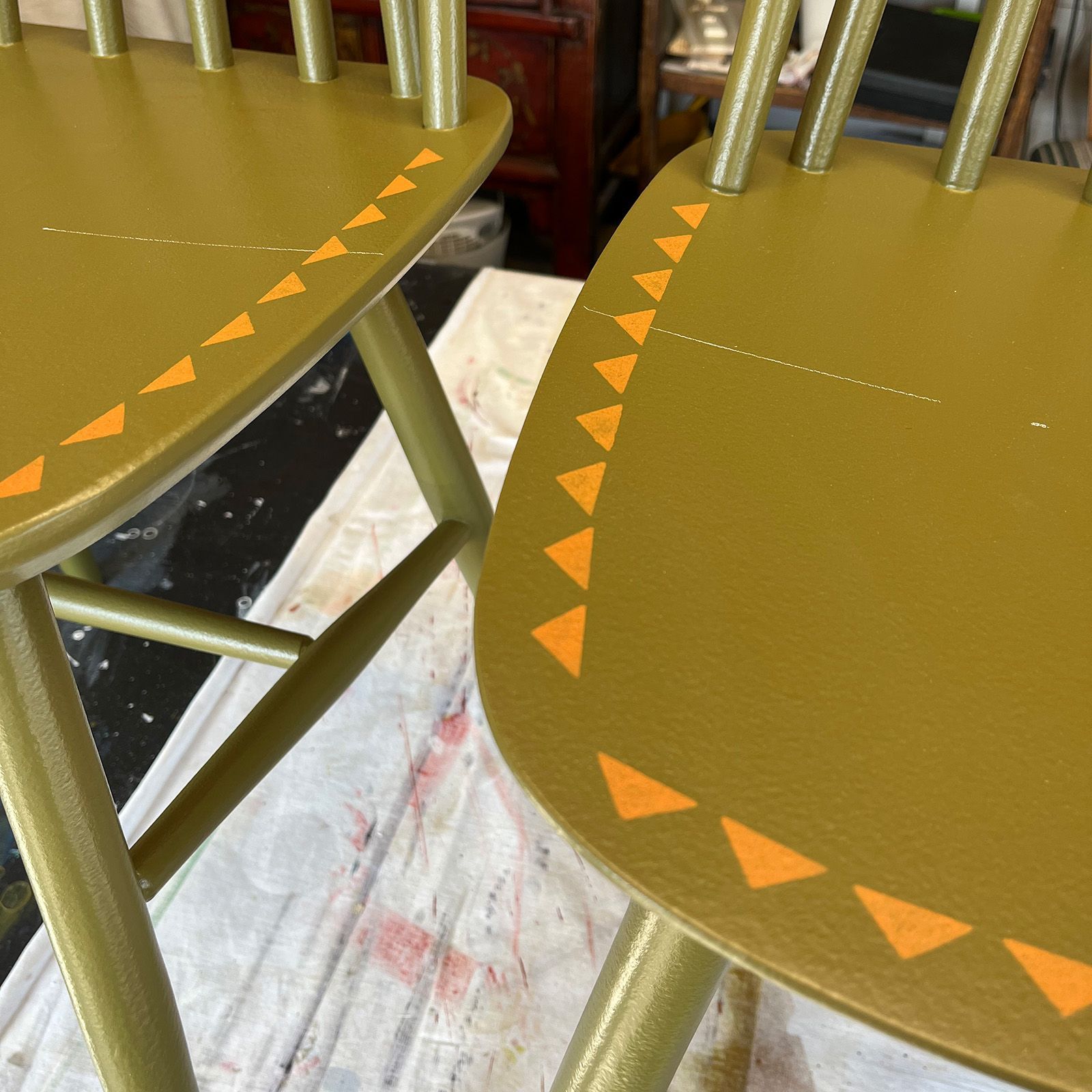 Base motif on olive spindle chairs