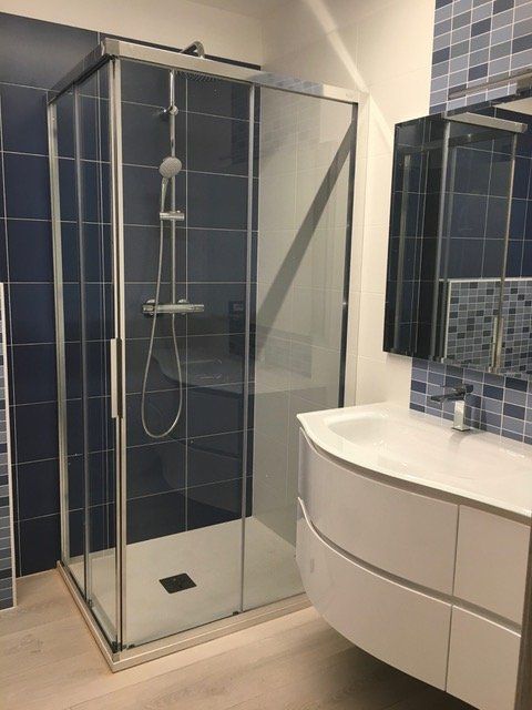 bagno blu con box doccia