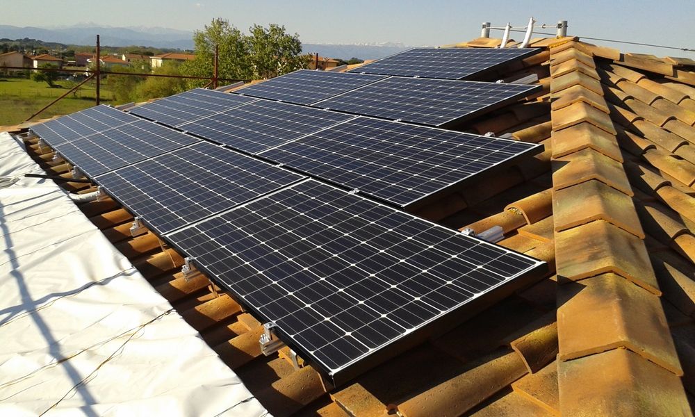 Installazione di pannelli fotovoltaici su un tetto