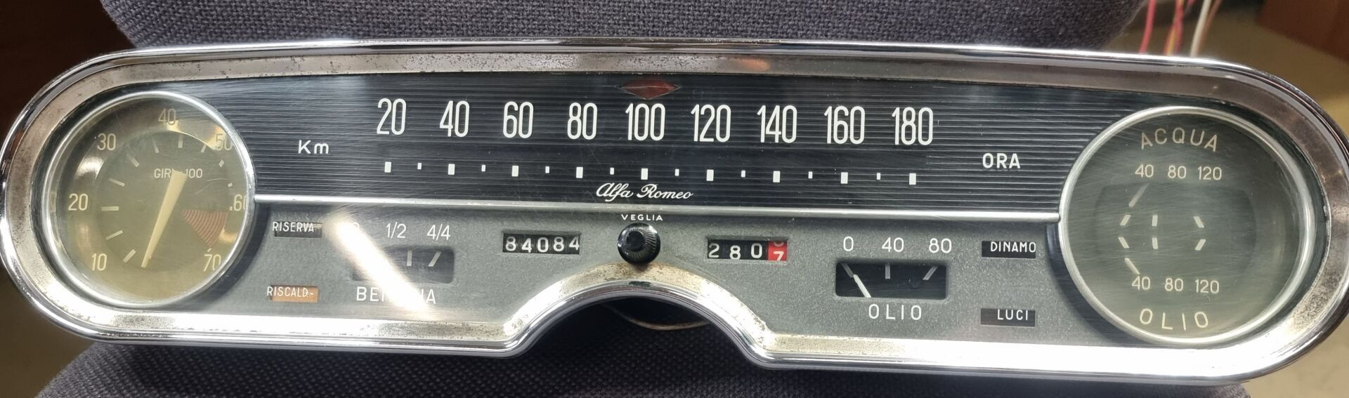 vecchio contachilometri di auto d'epoca