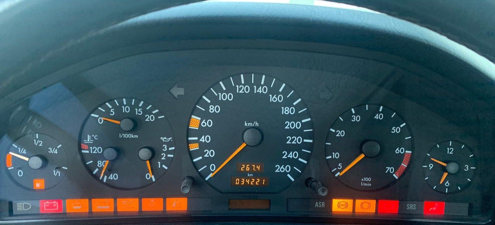 cruscotto con contachilometri