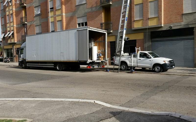furgone e scala per traslochi