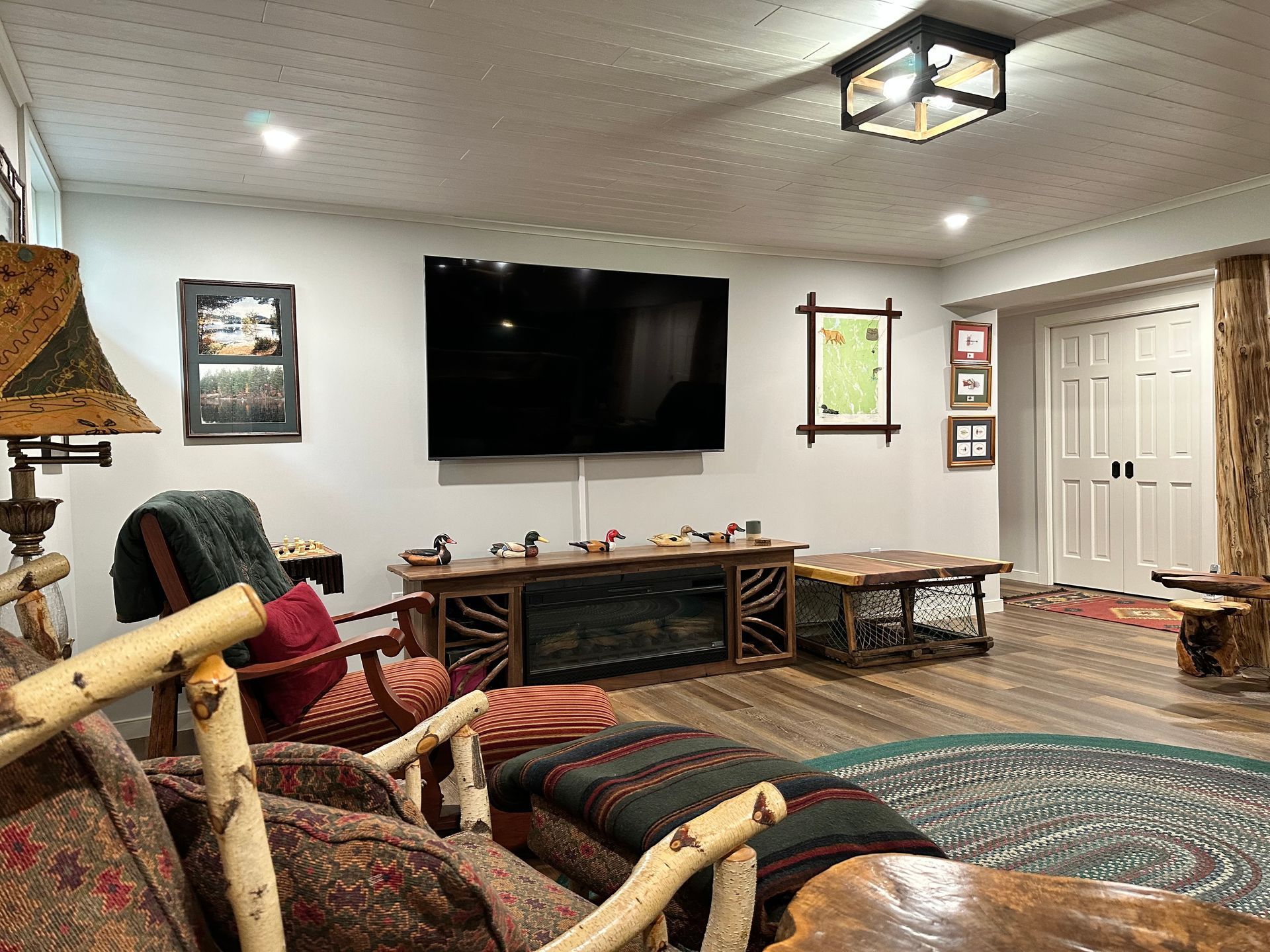 A living room filled with furniture and a flat screen tv.