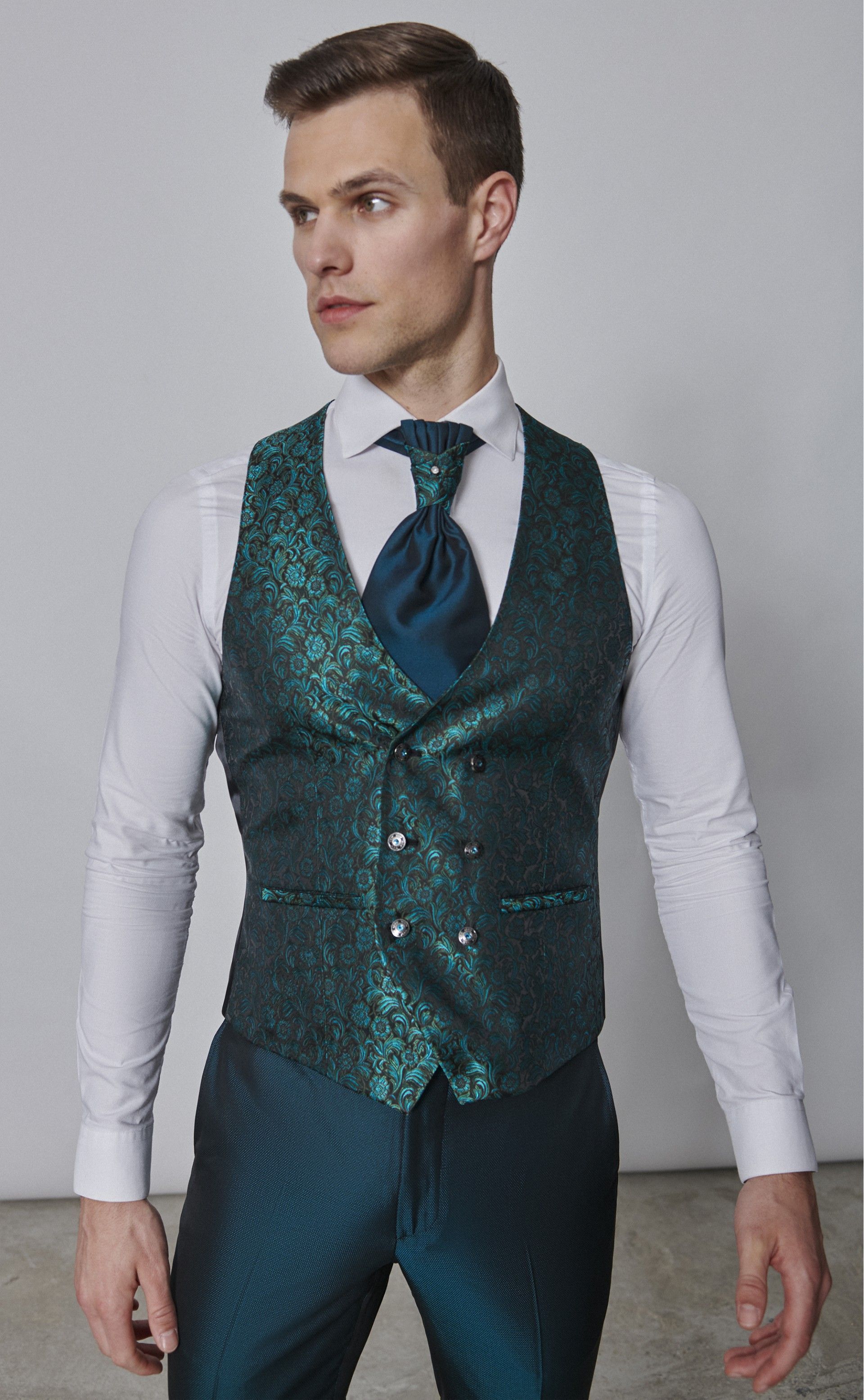 Un uomo indossa un gilet verde e una cravatta.