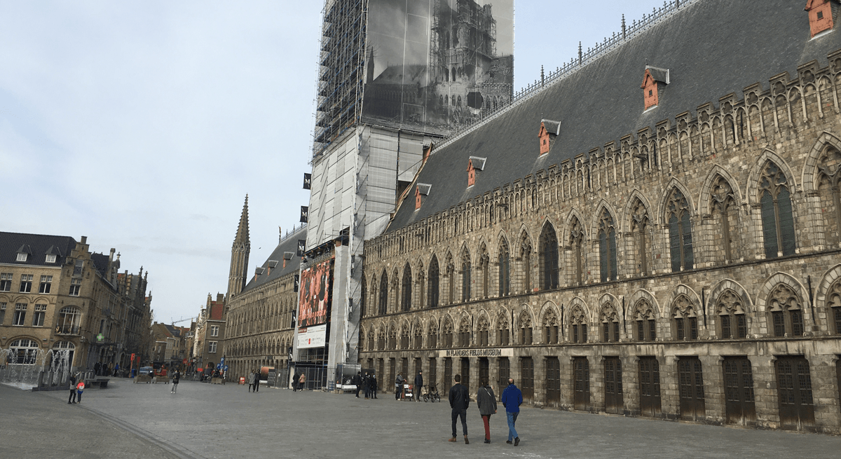 Overview shot of the In Flanders Fields Museum with the entrance to the museum in the middle