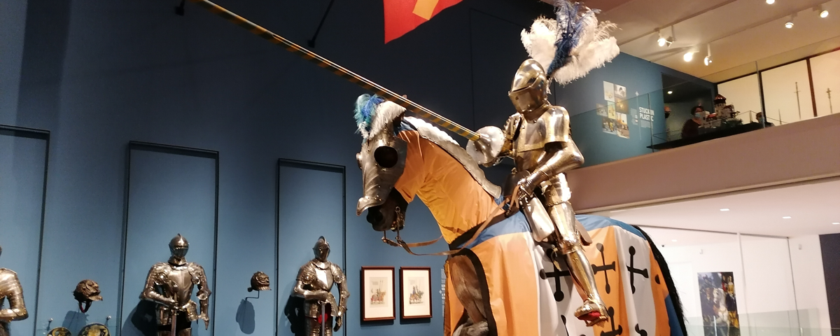 Display of an armoured knight sitting on an armoured horse