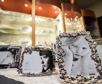 esposizione di cornici per foto