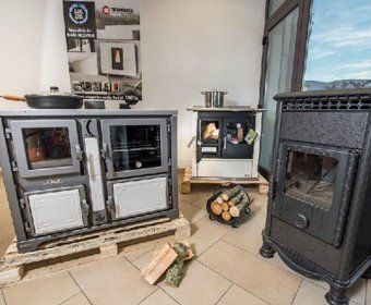 gamma di stufe a pellet esposte nel punto vendita