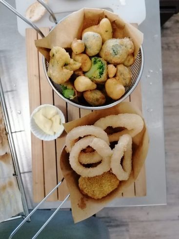 fingerfood, verdure in pastella e cipolle fritte