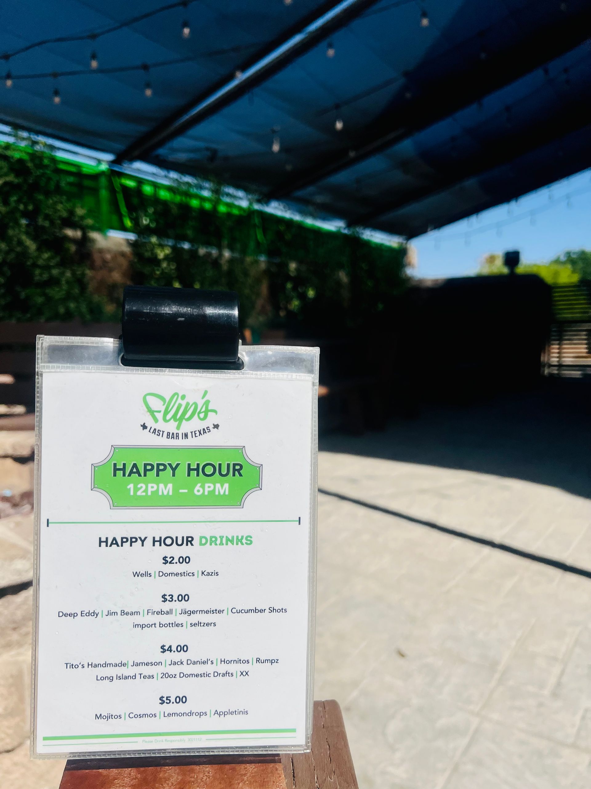 A sign that says happy hour on it