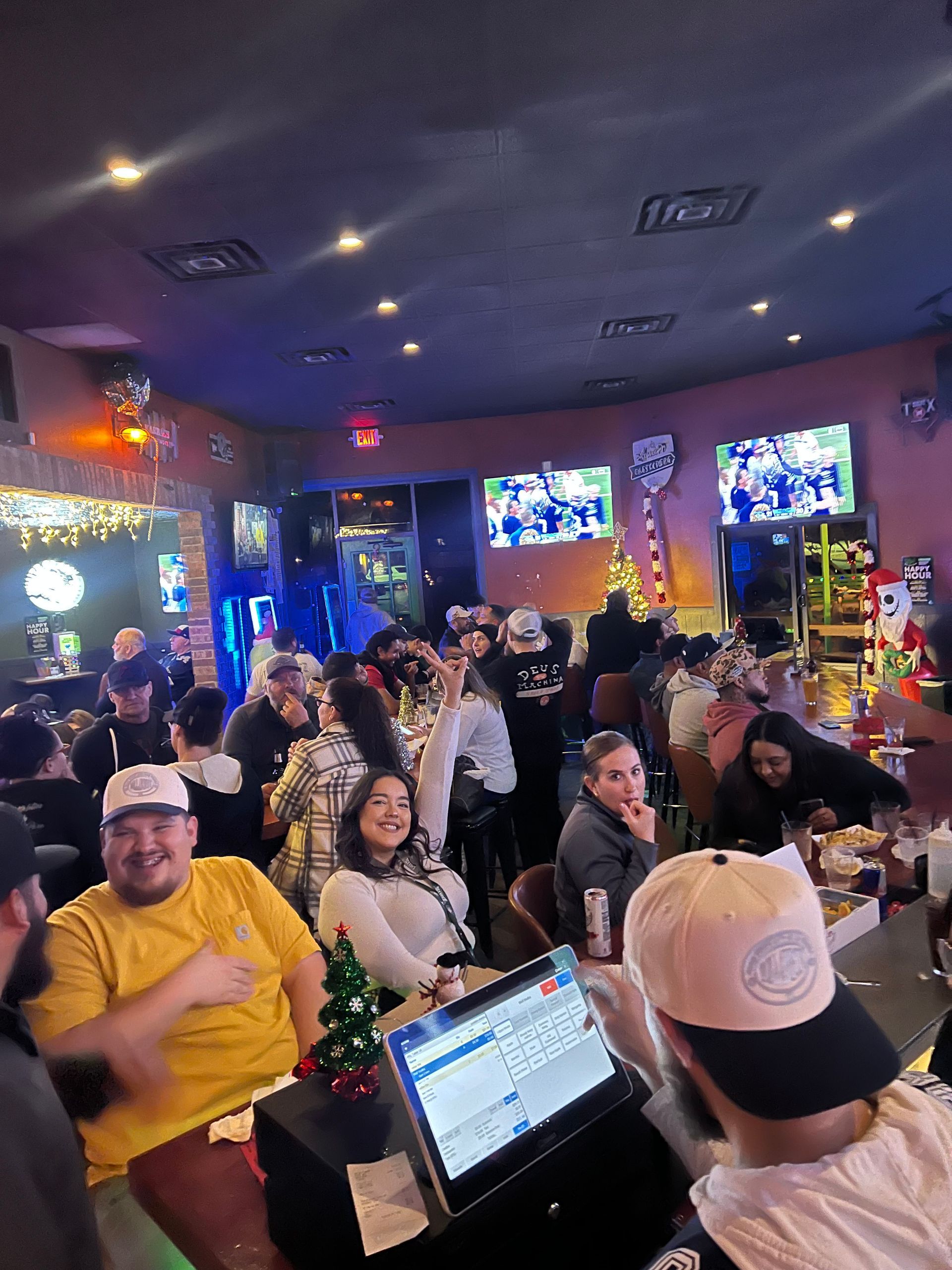 A group of people are sitting at tables in a restaurant.