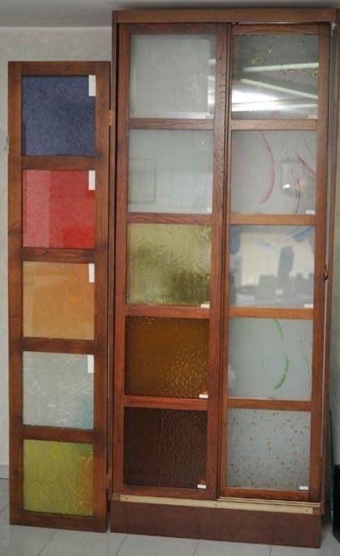 porta con vetri colorati