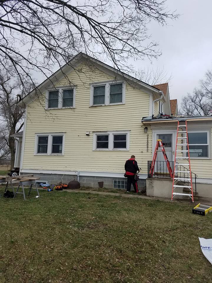 Siding contractor working on Lincoln House
