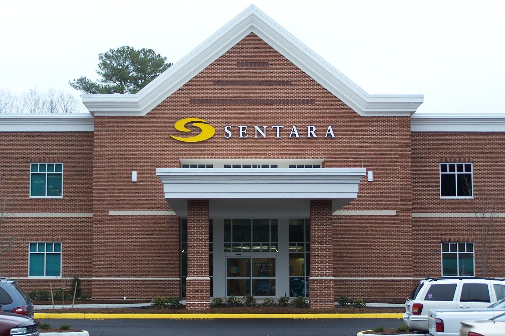 A brick building with the word sentara on it