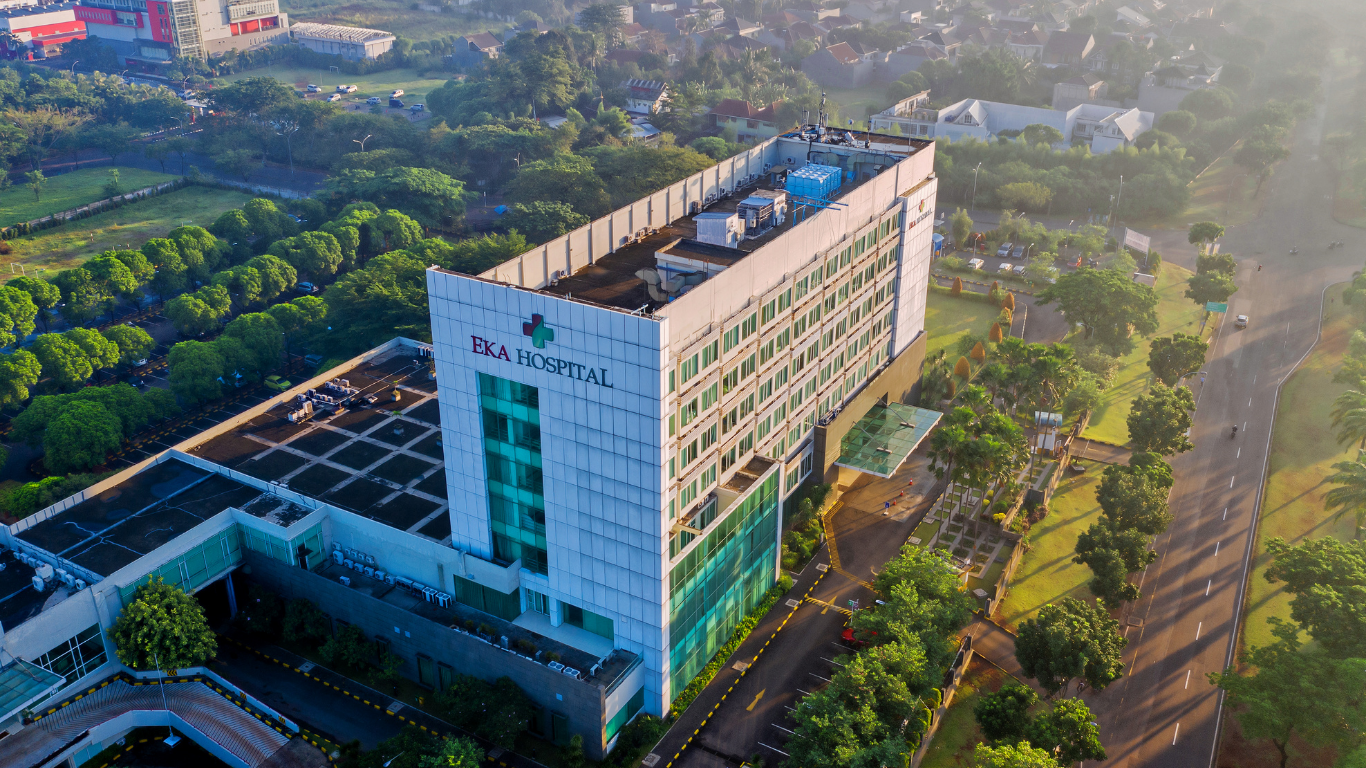 An aerial view of a large building surrounded by trees.