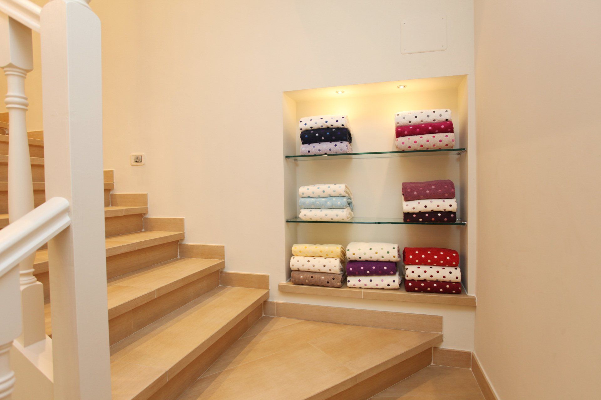 una scala in legno con una vetrina a muro