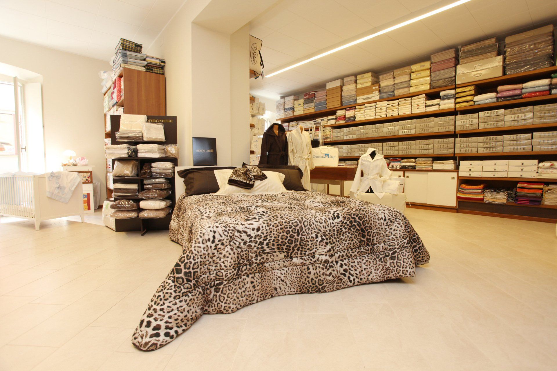 un letto matrimoniale con un piumone bianco e nero