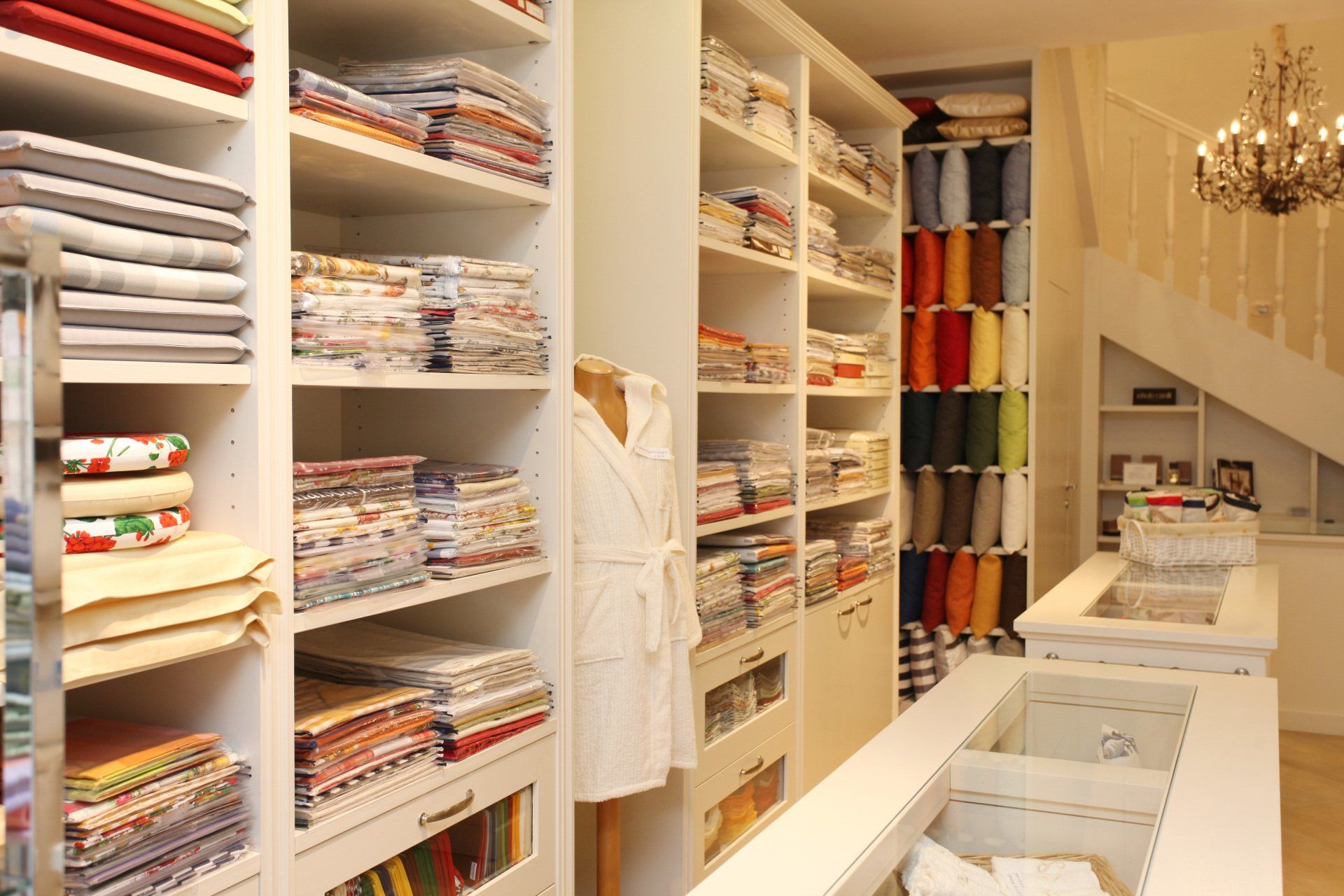 gli scaffali di un negozio di biancheria