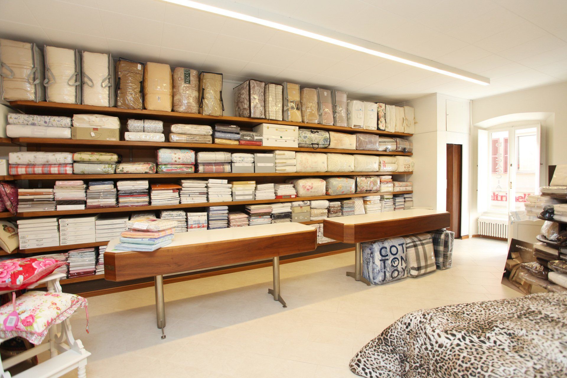 l'interno di un negozio di tessuti