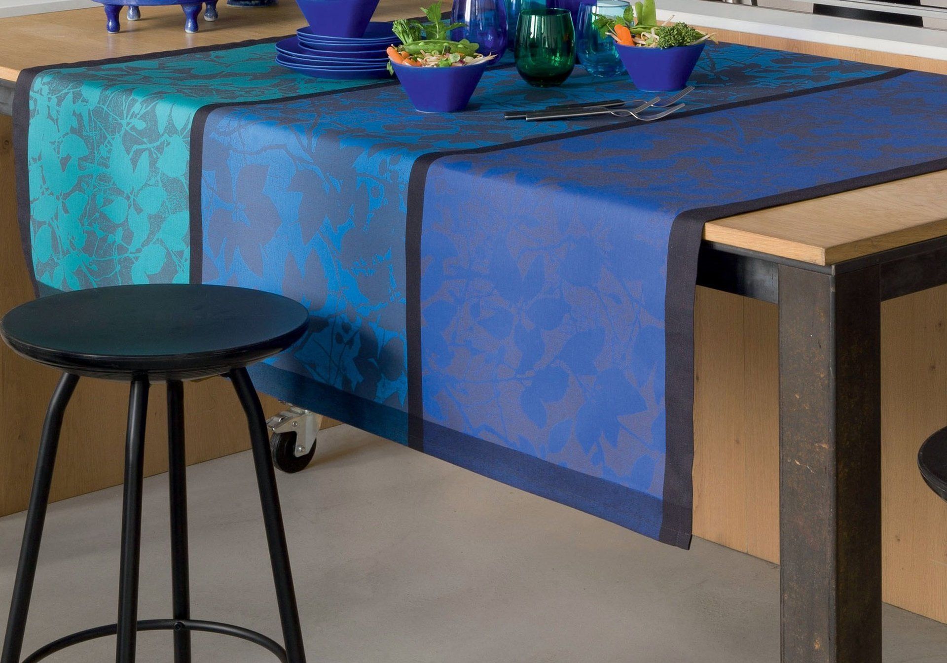 tavolo in legno con tovaglia blu