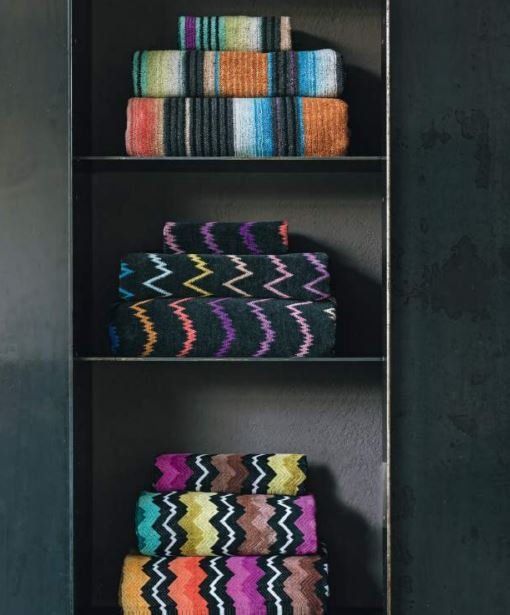 mobiletto per il bagno nero