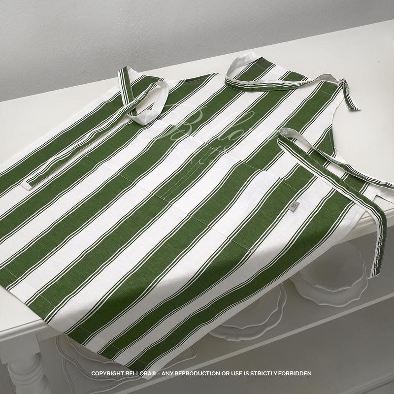 un grembiule da cucina a strisce bianco e verde