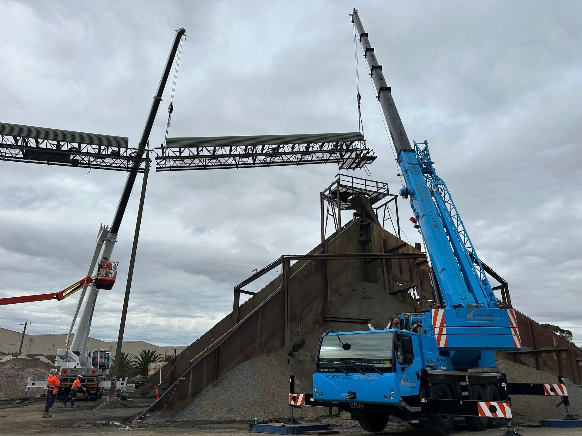 Hydraulic crane in action