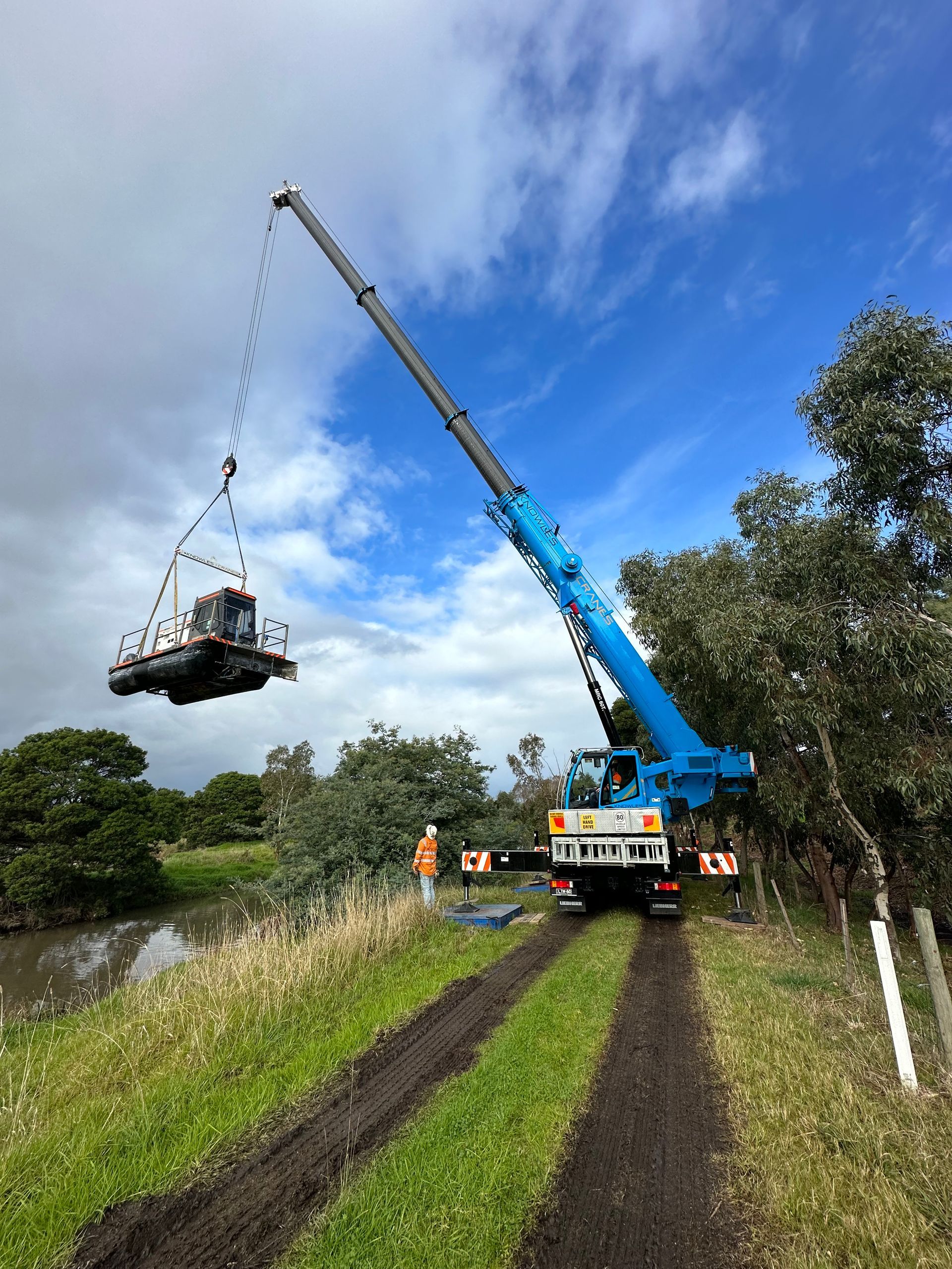 Mobile crane lifting