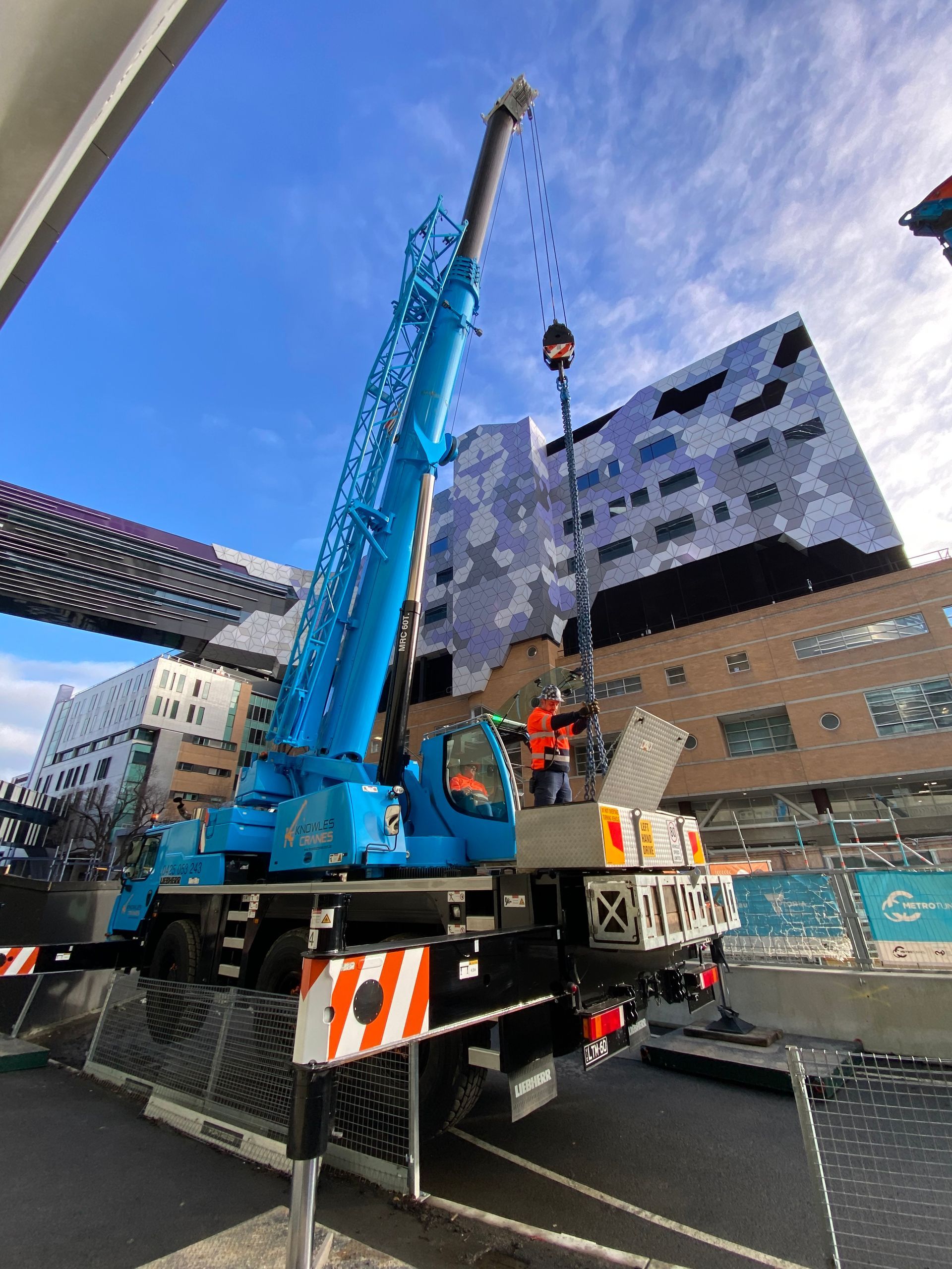 Mobile crane lifting