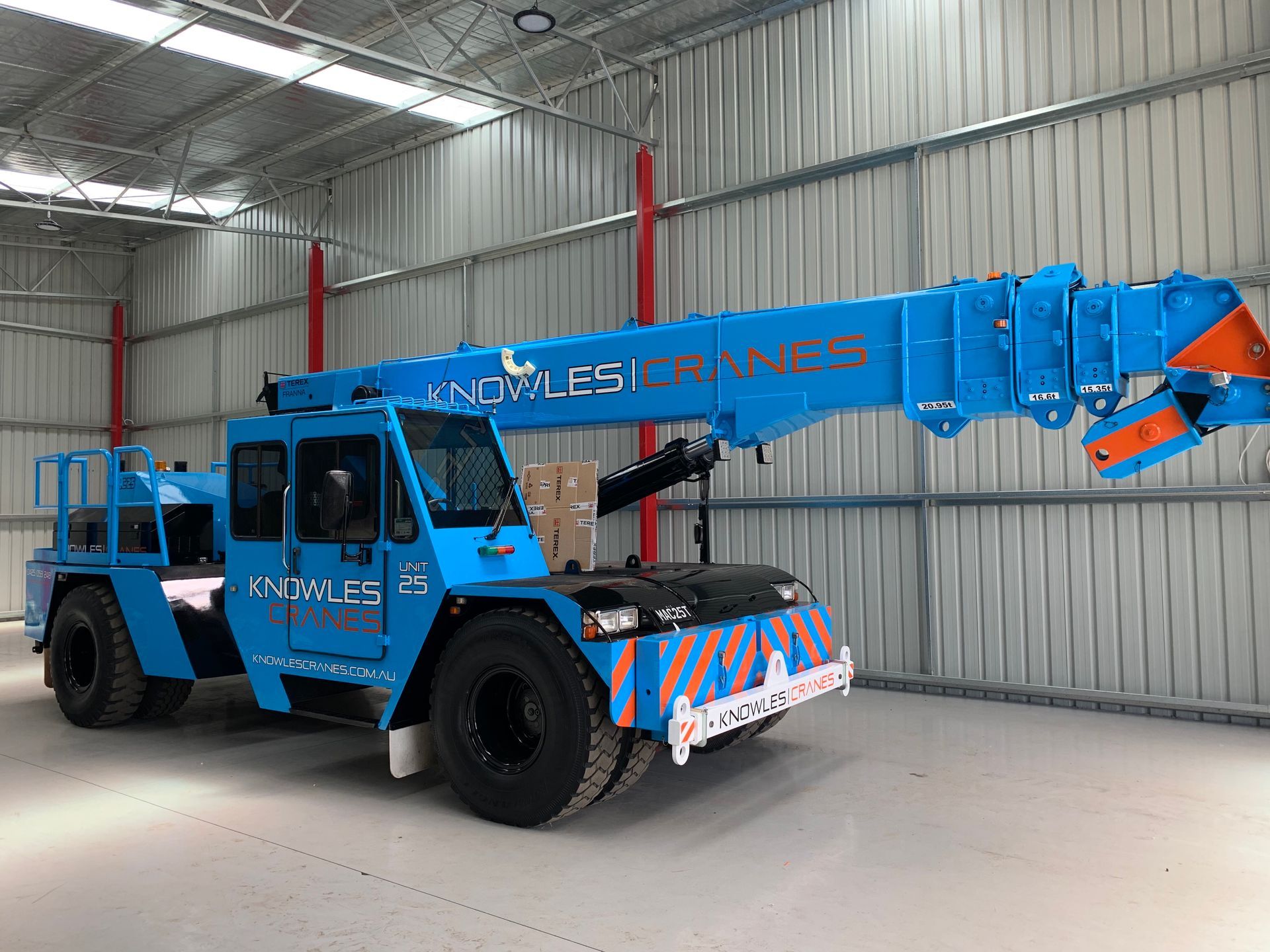 Compact mobile crane