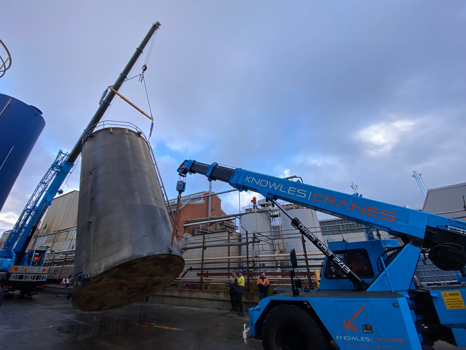 Mobile crane lifting