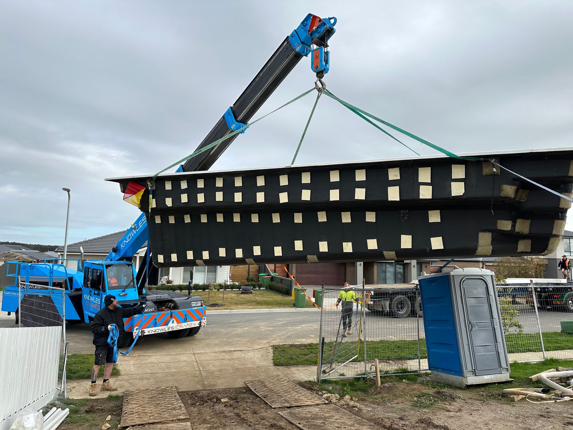 Hydraulic crane in action