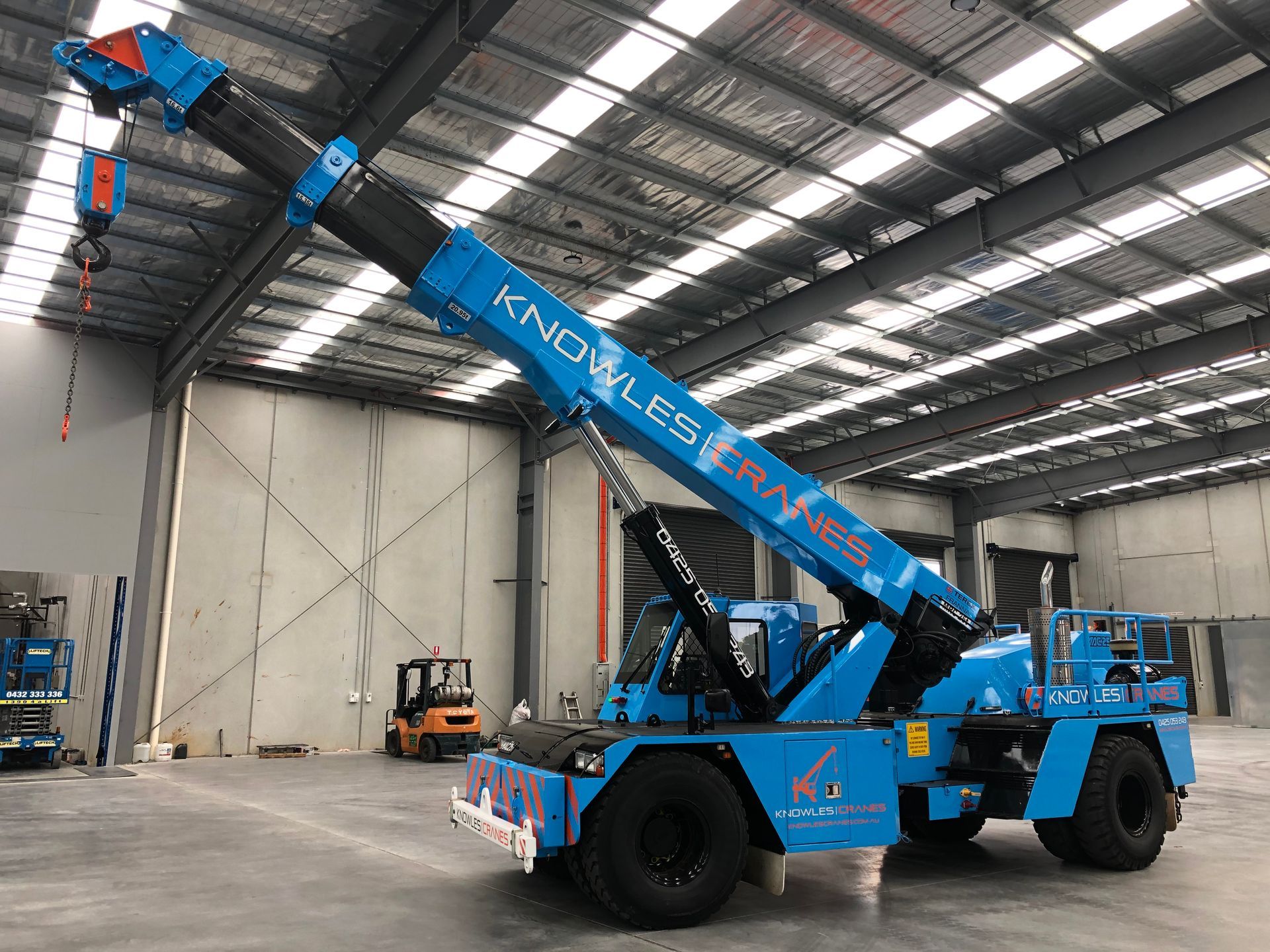 Compact mobile crane